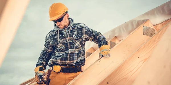 wooden-house-roof-skeleton-frame-assembly-1.webp